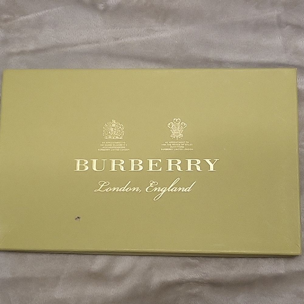 Burberry gift box - 14X8,5X2"